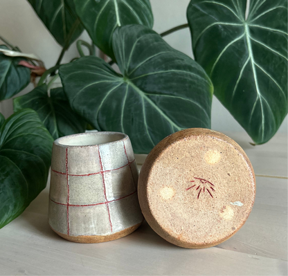 ⊞ grey + red checker cup & pourer set