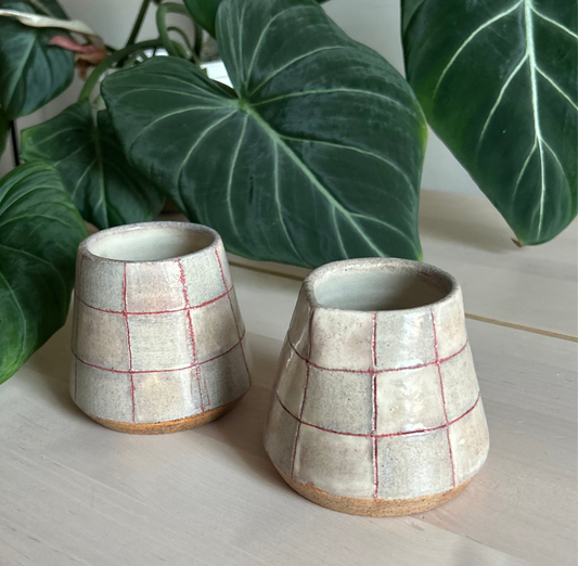 ⊞ grey + red checker cup & pourer set
