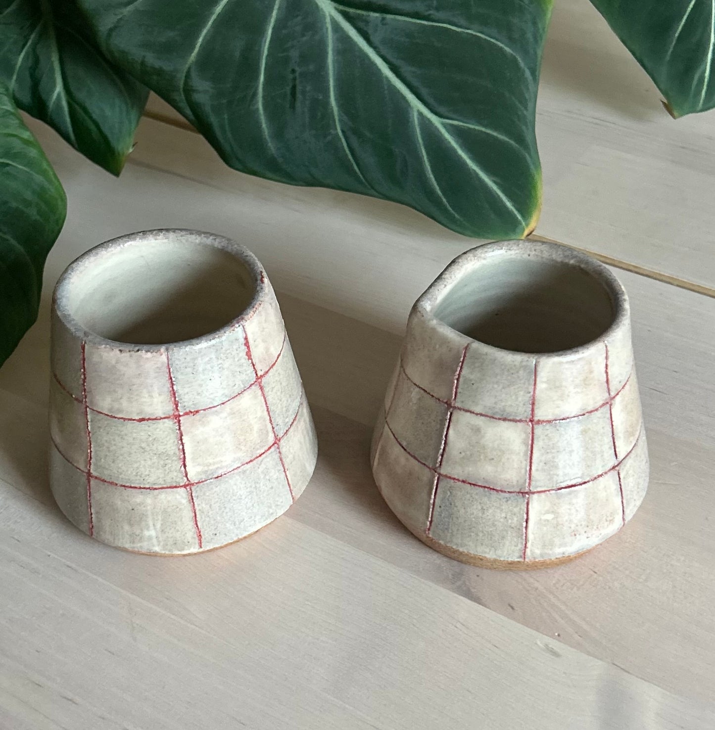 ⊞ grey + red checker cup & pourer set