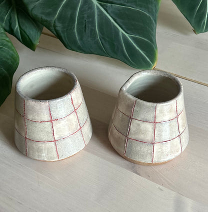 ⊞ grey + red checker cup & pourer set