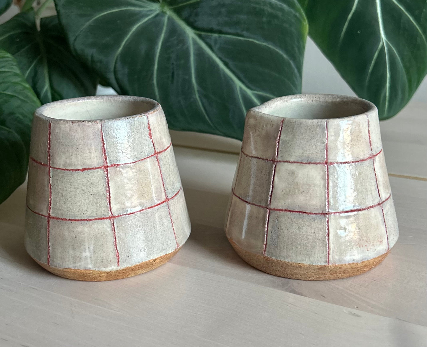 ⊞ grey + red checker cup & pourer set